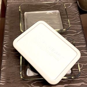 One set of 2 x glass Pyrex Corning cookware with one plastic storage lid